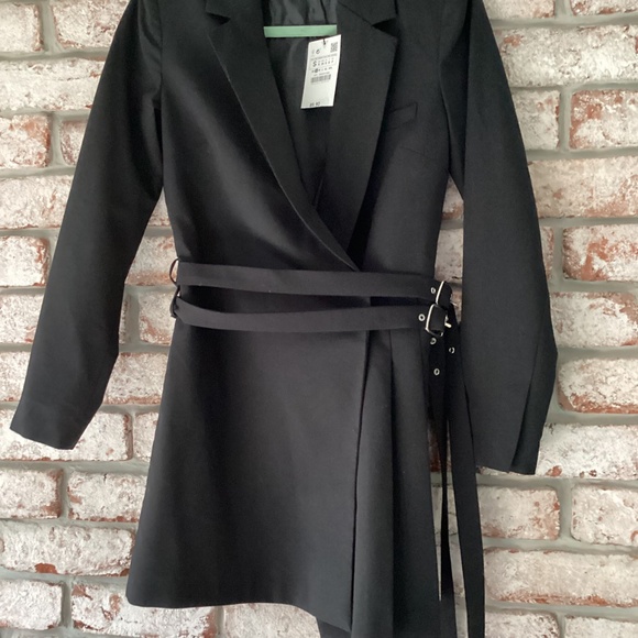 Woman’s black dress shirt/jacket - Picture 3 of 6